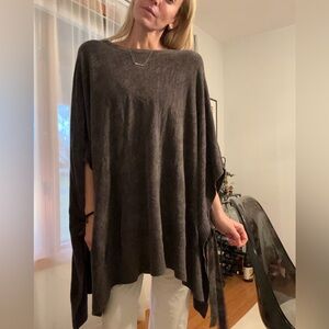L/XL Barefoot Dreams Dark Gray Poncho - Color: Carbon